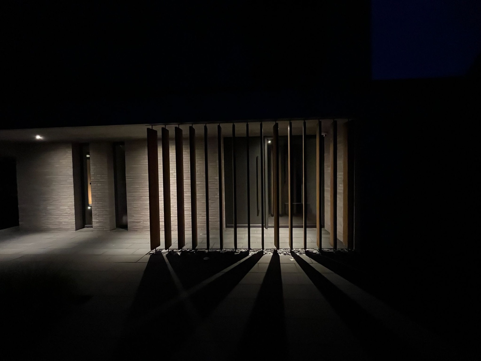 Atelier Steinbruch in Kochel am See — Sanierung mit langem, lichtdurchflutetem Flur.